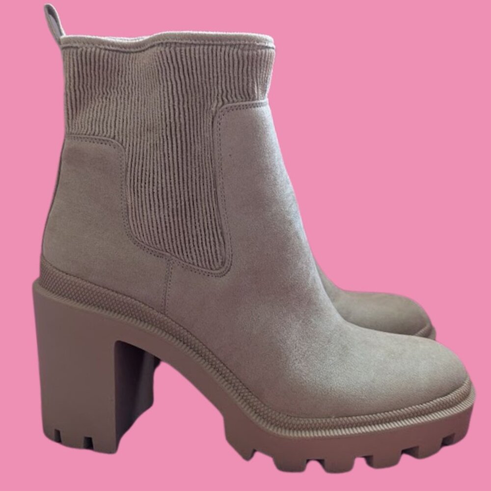 JLO by Jennifer Lopez Womens Emalee Taupe Chelsea Boots. Size 9.5